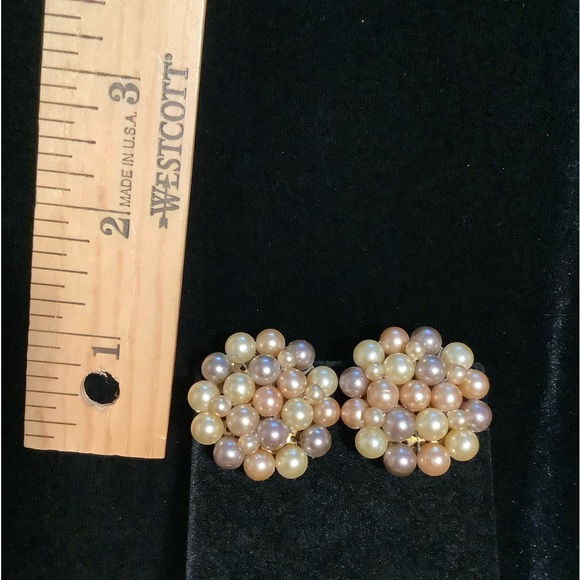 Vintage Classic Mult-Pearl Clip Earrings - Picture 3 of 5
